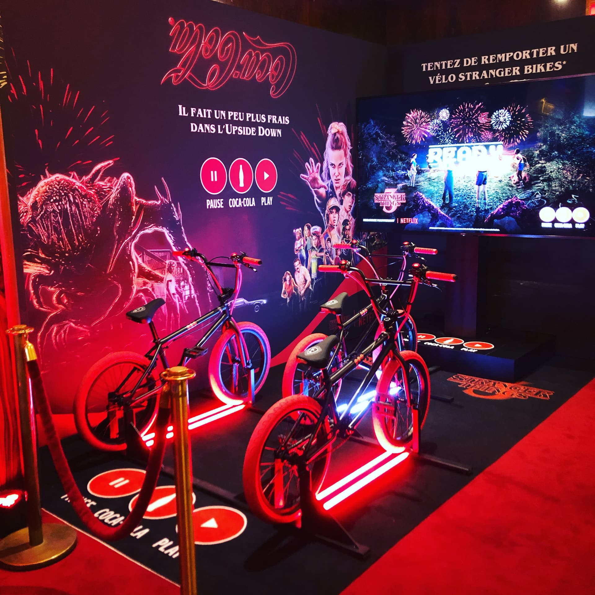 Installation interactive de vélos connectés sur socles lumineux avec écran vidéo pour une activation événementielle