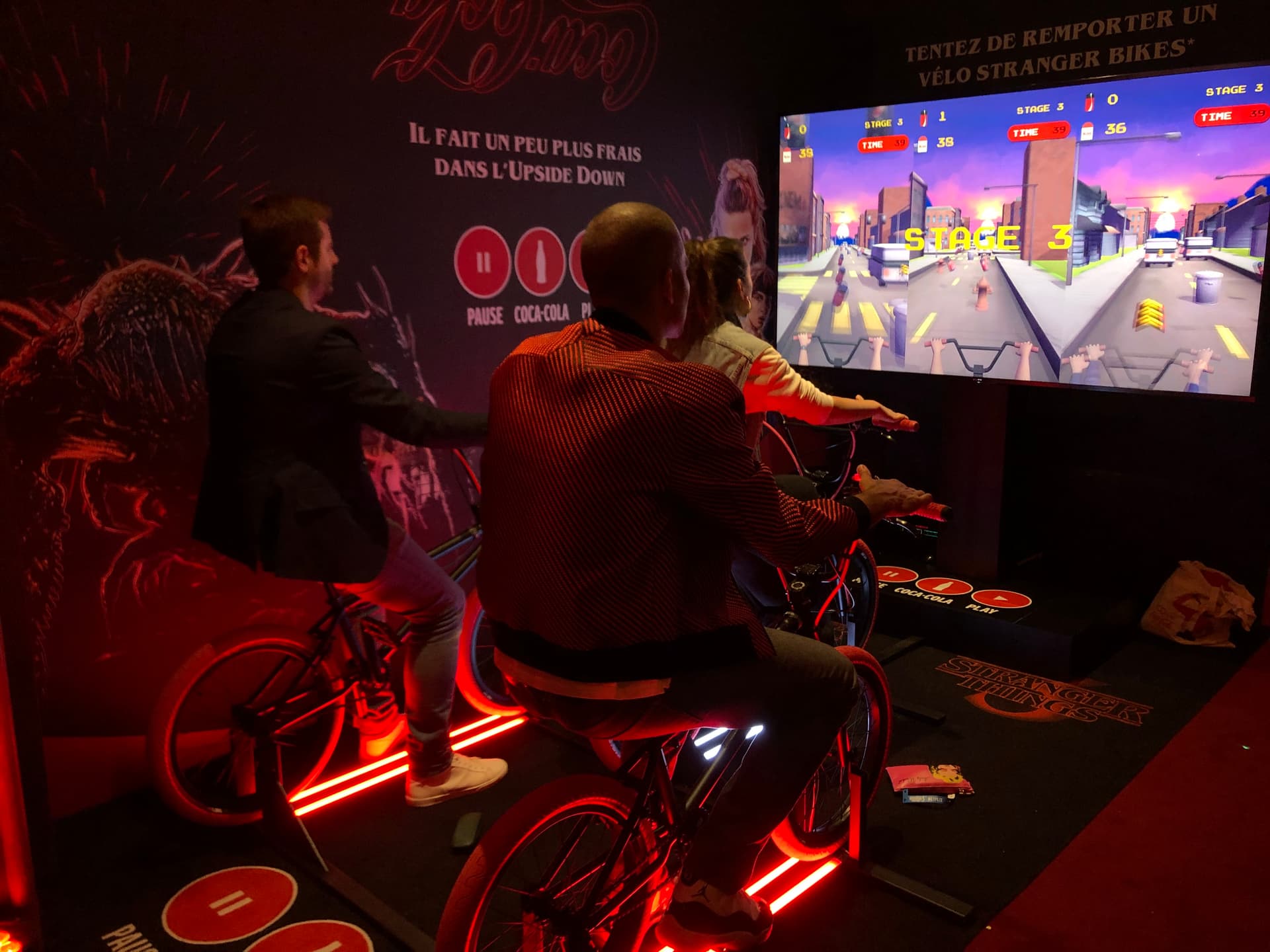 Installation de jeu vidéo interactif sur vélos connectés avec grand écran lors d'une activation événementielle